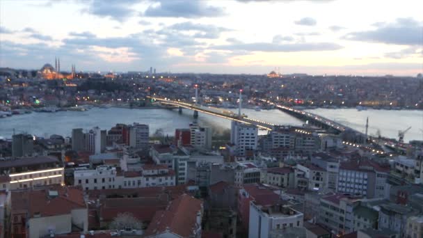 Bryggan över det gyllene hornet. Ataturk Bridge och Golden Horn Bridge på kvällen — Stockvideo