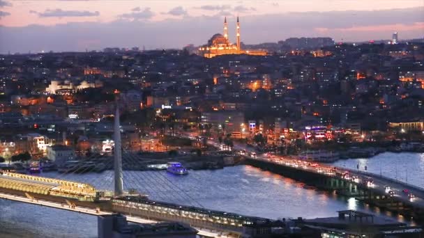 Estambul por la noche, puentes a través del Cuerno de Oro. Ataturk Bridge y Golden Horn Bridge en la noche — Vídeo de stock