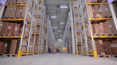 Kutularla dolu büyük bir depo, modern bir depo raflarda kutular, çerçevede işçiler.