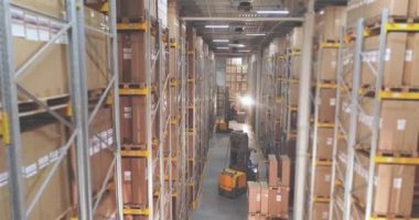 Depoda aktif iş, büyük modern depo, endüstriyel iç mekan.