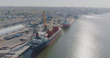 Havadan deniz limanı. Büyük gemileri ve vinçleri olan kargo limanı.