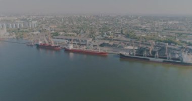 Büyük sanayi limanı, iskele vinçleri olan liman