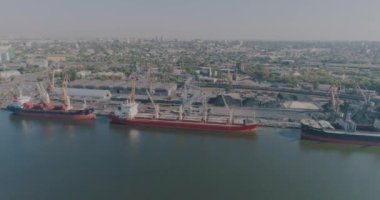 Limandaki toplu nakliye gemileri, toplu kargo genel planı için gemiler.