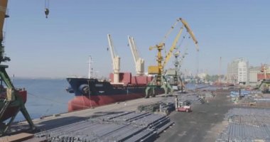 Bir kargo gemisini yüklemek, bir limanda vinç işletmek için genel plan