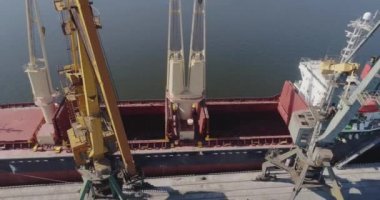 Liman manzarasında kuru kargo gemisi. Kuru kargo ihracatı, nakliyat
