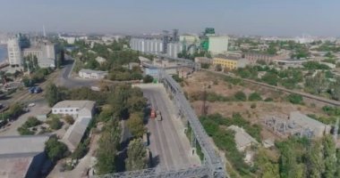 Tahıl, silo ve kazıyıcı hava görüntüsü depolamak için siloların yanında uçmak