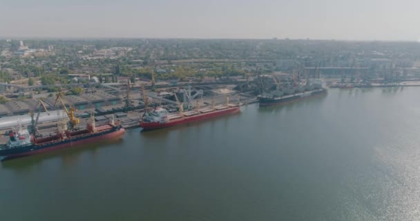 Puerto marítimo industrial desde el aire. Plan general del puerto marítimo internacional desde el aire — Vídeos de Stock