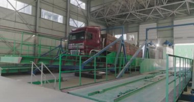 Kamyondan buğday indiriyorum. Buğdayı depoya boşaltıyorum. Tahıl boşaltılıyor