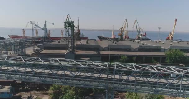 Transportadores de raspador en el primer plano del puerto, transporte de grano por transportador — Vídeos de Stock