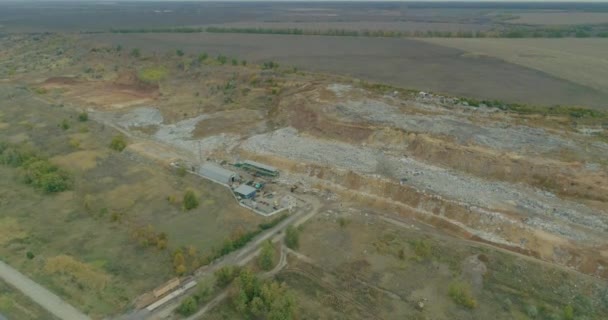 Летают над мусорным баком, летают над городской свалкой, люди на свалке — стоковое видео