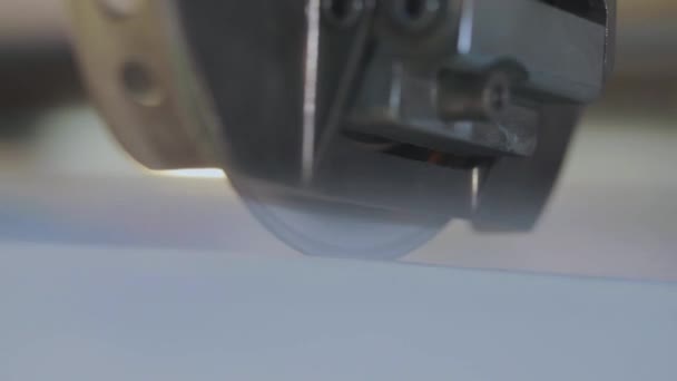 Papel tapiz de recorte en la fábrica, cuchillo para recortar el papel tapiz en el transportador de la fábrica de papel tapiz — Vídeos de Stock