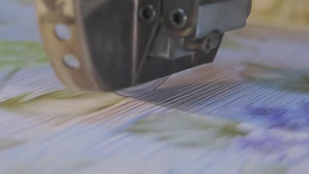 Producción de papel pintado, proceso de producción de papel pintado. Interior industrial. Movimiento de fondo de pantalla en la línea transportadora — Vídeo de stock