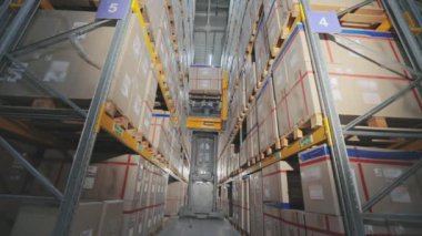 Modern forklift bir fabrika deposunda, bir depoda çalışıyor.
