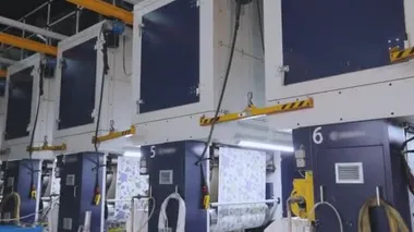 Duvar kağıdı üretimi için modern taşıyıcı. Modern duvar kağıdı üretim fabrikası