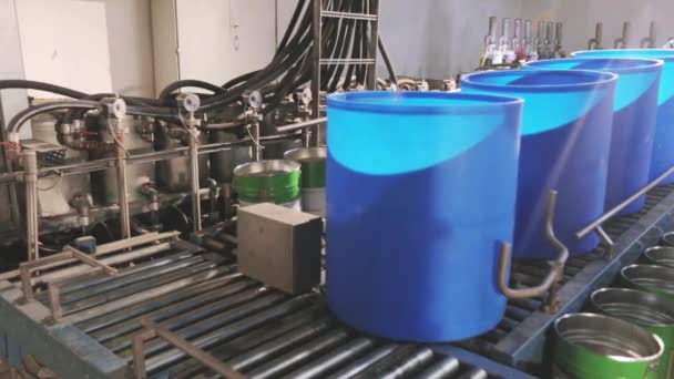 Proces barvení v továrně, bílá barva se nalije do kbelíku, proces nalévání barvy do továren — Stock video
