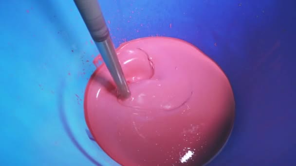 Misturar tinta rosa numa fábrica. Misturando tinta em um barril, misturando tinta em uma fábrica — Vídeo de Stock