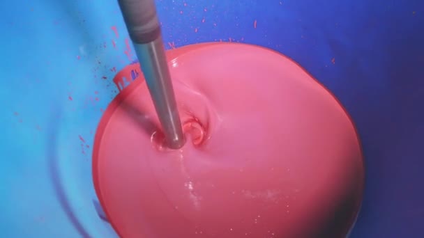 Misturando tinta em um barril, misturando tinta em uma fábrica, fábrica de mistura automática de cores. Misturando tinta rosa em uma fábrica — Vídeo de Stock