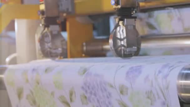 Produção de papel de parede, processo de produção de papel de parede. Movimento de papel de parede na linha de transporte. Interior industrial. — Vídeo de Stock