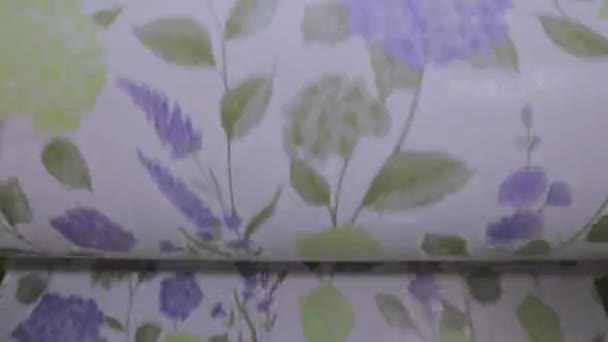 Impressão sobre papel de parede, o processo de impressão papel de parede usando uma imprensa — Vídeo de Stock