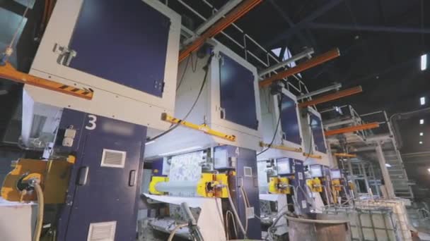 Línea transportadora de producción de papel pintado, planta de producción de papel pintado, planta de producción de papel pintado moderna — Vídeos de Stock