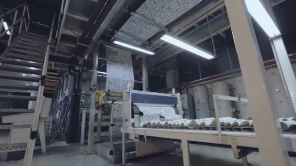 Fábrica de papel pintado, tienda de producción de papel pintado, interior industrial — Vídeos de Stock