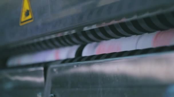 Linie automată de producție tapet. Procesul de producție tapet într-o fabrică modernă . — Videoclip de stoc