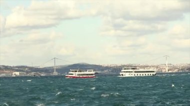 Türk bayrağı taşıyan küçük bir yolcu gemisi. Altın Boynuz 'da tekneler hareket ediyor.