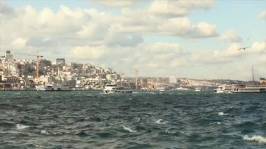 İstanbul 'un güzel manzarası, turistlerle dolu tekneler Boğaz kanalı boyunca yüzüyor. Altın Boynuz 'da tekneler hareket ediyor.