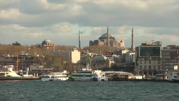 Krásný výhled na katedrálu Hagia Sophia v Istanbulu. Pohled na katedrálu Hagia Sophia z druhé strany. Toristické lodě plují, racci létají. Turecká katedrála — Stock video