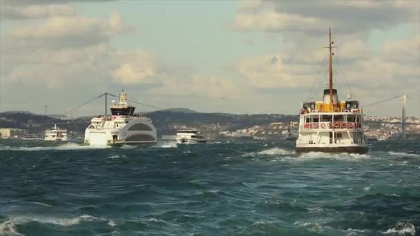 Nagyobb modern hajók a Boszporuszban. Bosphorus-híd, gyönyörű égbolt a Boszporusz és a Bosphorus-híd felett — Stock videók