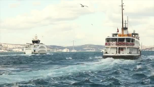 Boğaz kanalında güzel bir turist gemisi. Köprünün arka planında bir turizm gemisi var. İstanbul, Türkiye — Stok video