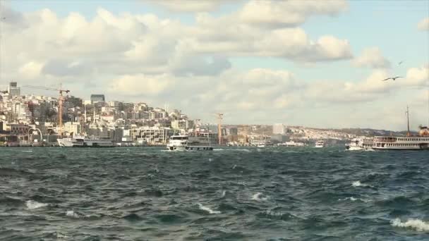 Bela vista de Istambul, barcos com turistas nadam ao longo do canal do Bósforo. Movimento de barcos no Chifre de Ouro — Vídeo de Stock