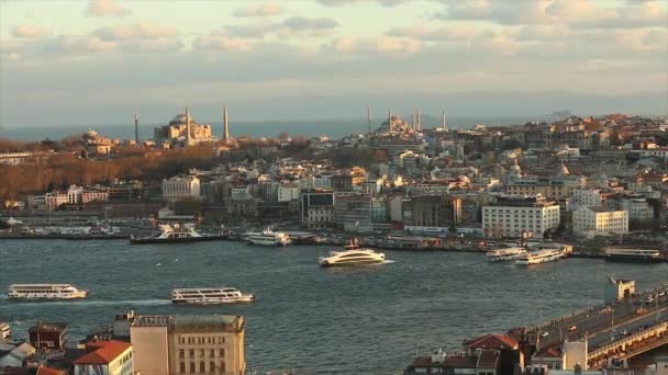 Bingkai lebar di Istanbul dari menara Galatia. Rencana umum pada distrik bersejarah Masjid Biru Istanbul, Hagia Sophia. 10 April 2019 — Stok Video