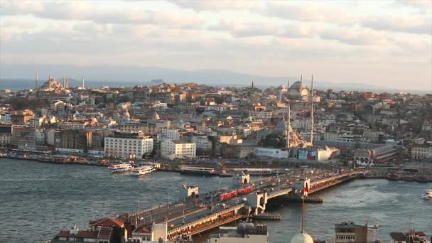 Bilar kör på Galata bron vid solnedgången, den allmänna planen från Galata tornet. Blå moskén vid solnedgången — Stockvideo