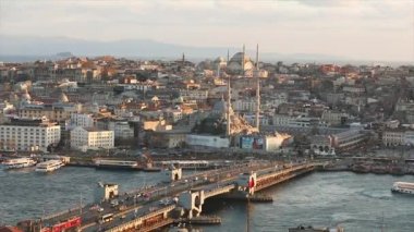 Akşamları Mavi Cami ve Marche Yeni Cami. İstanbullar 'ın katedrallerinden ve Altın Boynuz Boğazı' ndan oluşan geniş bir çerçeve.