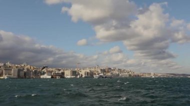Bosphorus 'ta martı ve dalga atan Moshn, gemi yelken açar.