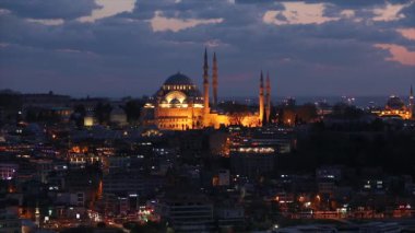 Geceleri üzerinde güzel bulutlar olan Mavi Cami. İstanbul Türkiye 10 Nisan 2019