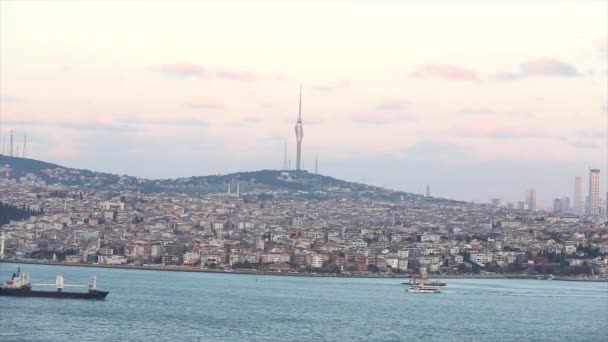 Fernsehturm in Istanbul Blick durch den Bosporus. Blick auf Istanbul und den Fernsehturm durch den Bosporus. 10. April 2019 — Stockvideo