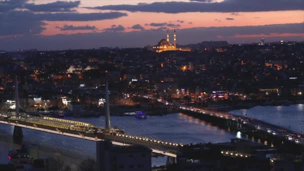 Gyönyörű kilátás nyílik az Atatürk hídra és az Arany Szarv hídra este, egy gyönyörűen megvilágított városra, az idő múlásával — Stock videók