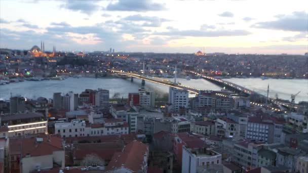 Hermosa vista del puente Ataturk y el puente Golden Horn por la noche, una ciudad bellamente iluminada — Vídeo de stock