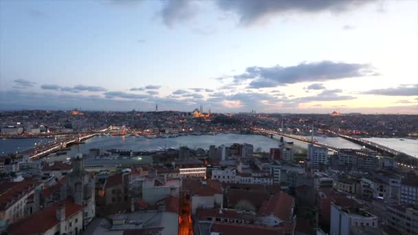 Vidvinkel utsikt över Istanbul Vacker utsikt över Ataturk Bridge, Golden Horn Bridge och Galata Bridge på kvällen — Stockvideo