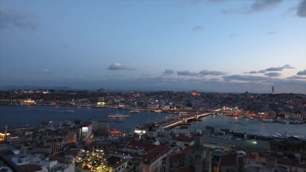 Nachtframe Galata brug, prachtige wolken, drijvende boten. Istanboel buitenkant — Stockvideo