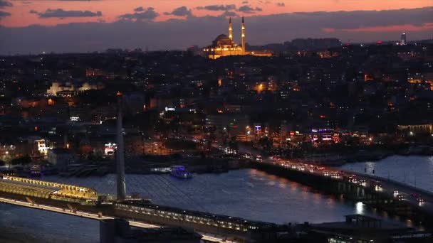 Istanbul på natten, broar över det gyllene hornet. Ataturk Bridge och Golden Horn Bridge i natten — Stockvideo