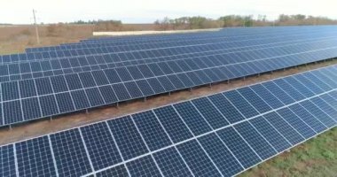 Güneş panelleri hava görüntüsü. Tarım alanlarının yanındaki güneş panelleri. Yenilenebilir enerji