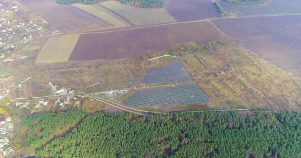 Ηλιακός σταθμός παραγωγής ενέργειας από αέρος. Αεροφωτογραφία ηλιακού σταθμού. Ηλιακός σταθμός κοντά στο δάσος. Ανανεώσιμες πηγές — Αρχείο Βίντεο