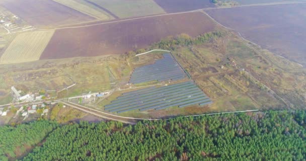 Estação de geração solar do ar. Vista aérea da Central de Energia Solar. Central de energia solar perto da floresta. Energias renováveis — Vídeo de Stock