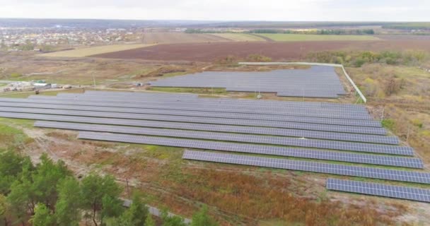 Estación solar desde el aire, energía segura, energía renovable — Vídeo de stock