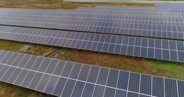 Vista da central solar de cima, voo sobre uma grande estação solar perto da floresta — Vídeo de Stock