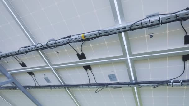 背面的太阳吊坠，下面的太阳能板 — 图库视频影像