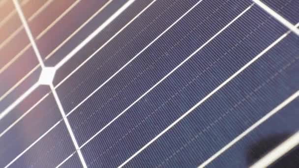 Hermoso marco del panel solar al atardecer, primer plano del panel solar, el panel solar y la llamarada del sol — Vídeos de Stock